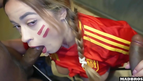 Bouffée de l' amour espagnol dans un parking de foot