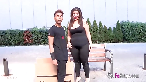 Amateur brunette fucked by a big dick in the amateur vid