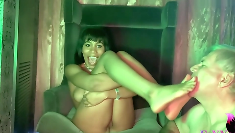 Foot fetish porn video for ebony girl with a huge ass